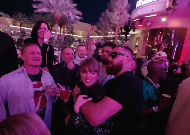 Travis Kelce y Taylor Swift en su fiesta posterior al Super Bowl LVIII.