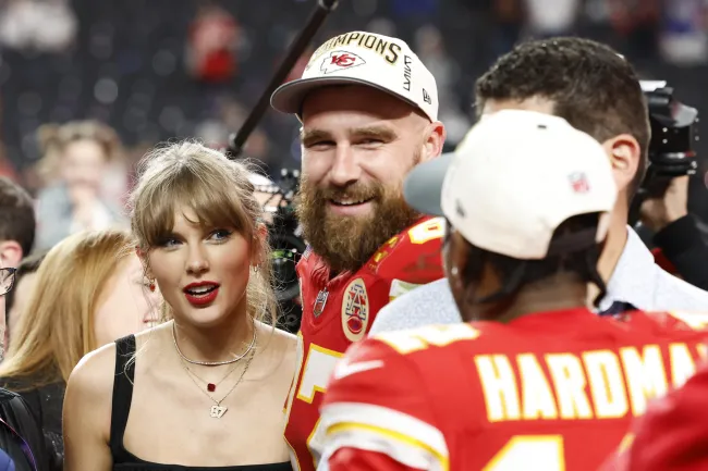Travis Kelce y Taylor Swift en el campo después de su victoria en el Super Bowl LVIII.