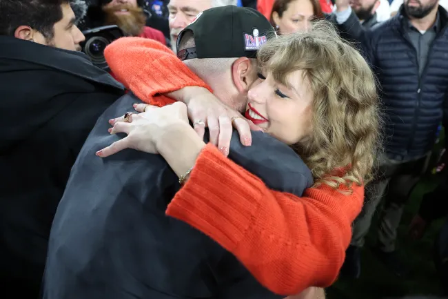 Taylor Swift abrazando a Travis Kelce.