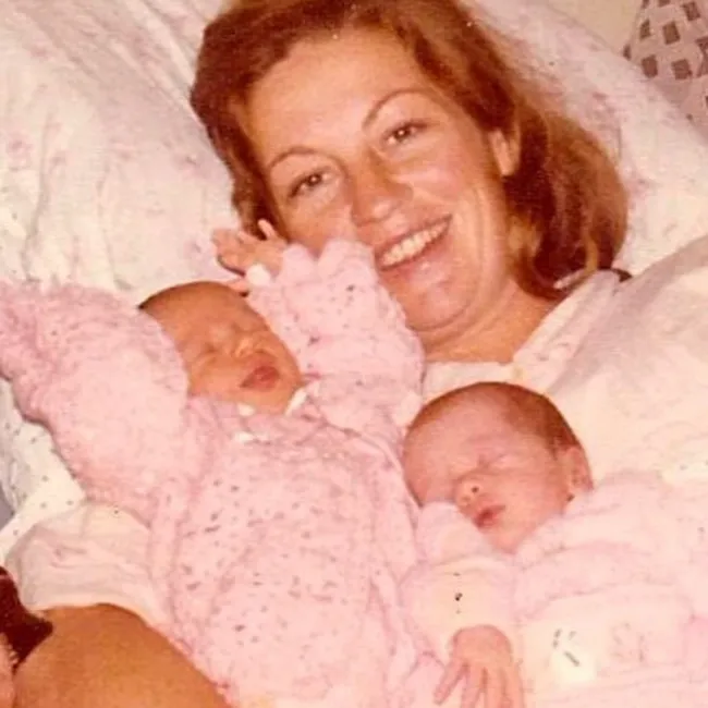 Gisele Bündchen con su madre y su gemelo cuando era bebé