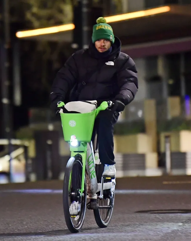 Harry Styles andando en bicicleta