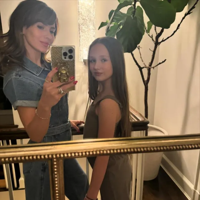Hilaria Baldwin se toma una selfie en el espejo de ella y su hija Carmen