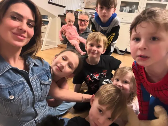 selfie de alec e hilaria baldwin con los 7 niños
