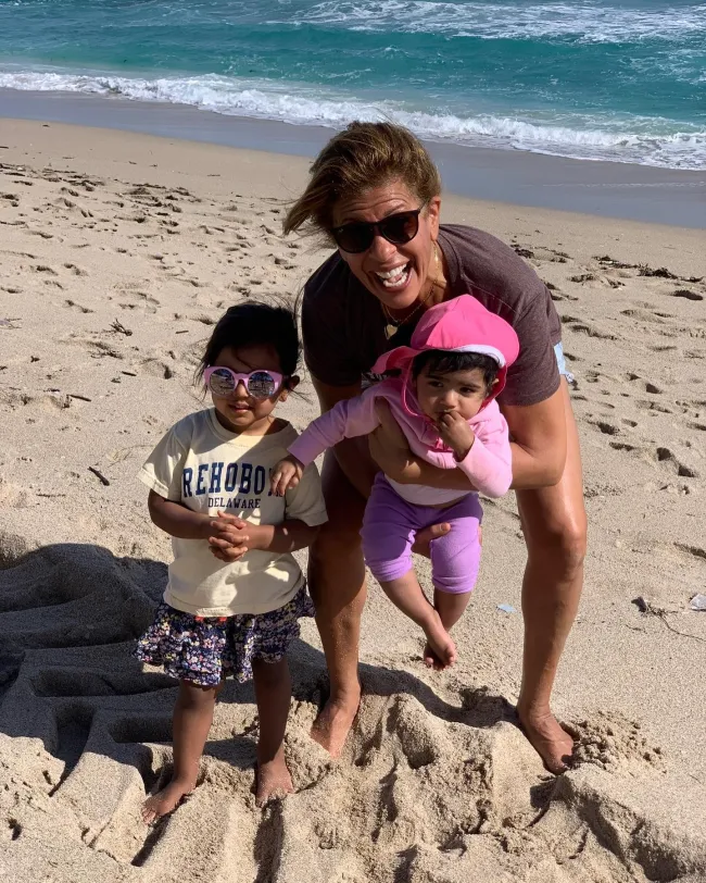 Hoda Kotb con sus hijas en la playa.