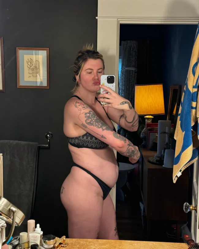 Irlanda Baldwin selfie en el espejo en ropa interior y sujetador (foto de perfil)