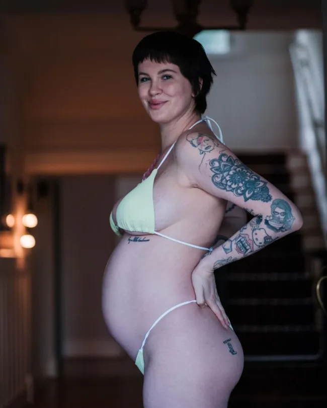 Irlanda Baldwin embarazada en bikini