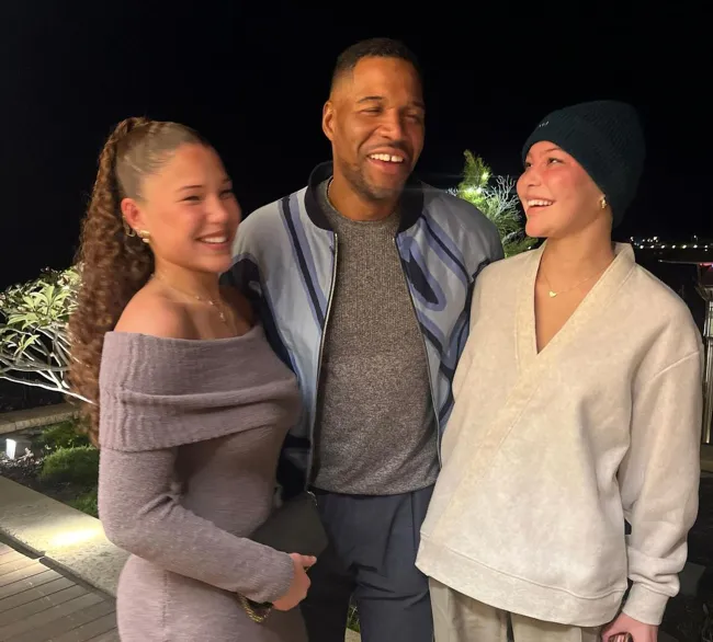 Sophia Strahan, Michael Strahan e Isabella Strahan posando para una foto