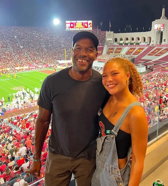 Michael Strahan y su hija Isabella en un partido.