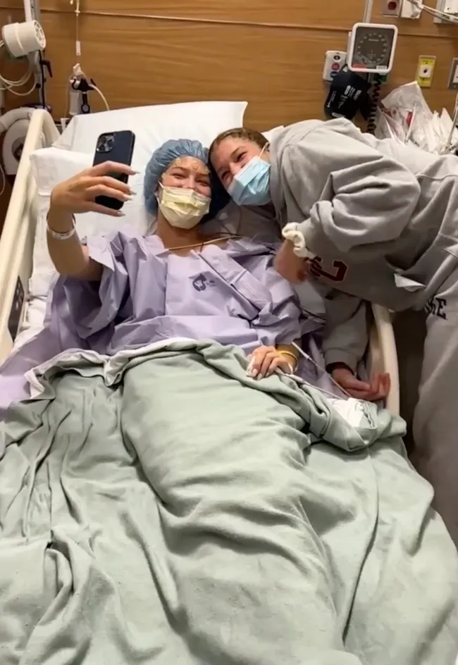 Isabella Strahan tomándose una selfie en el hospital.