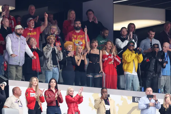 Ed Kelce, Donna Kelce, el jugador de la NFL Jason Kelce, Andrea Swift, el rapero Ice Spice, la cantante Taylor Swift y la actriz Blake Lively viendo el Super Bowl