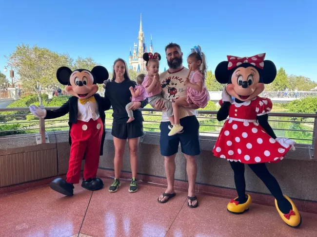 Jason y Kylie Kelce posando con Mickey y Minnie Mouse y sus tres hijas.
