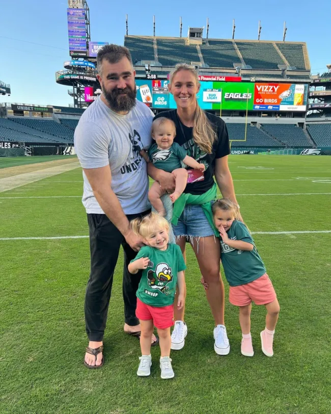 Jason y Kylie Kelce con sus tres hijas en el campo de fútbol de los Eagles.