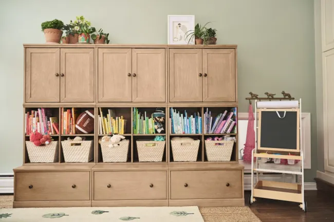 un armario grande con libros y cestas para niños