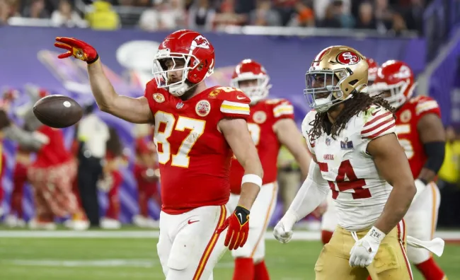 Travis Kelce con su uniforme de Chiefs