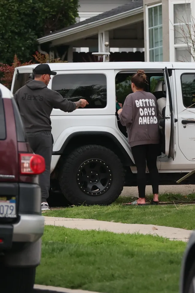 Jax Taylor y Brittany Cartwright cargan a su hijo en el auto.