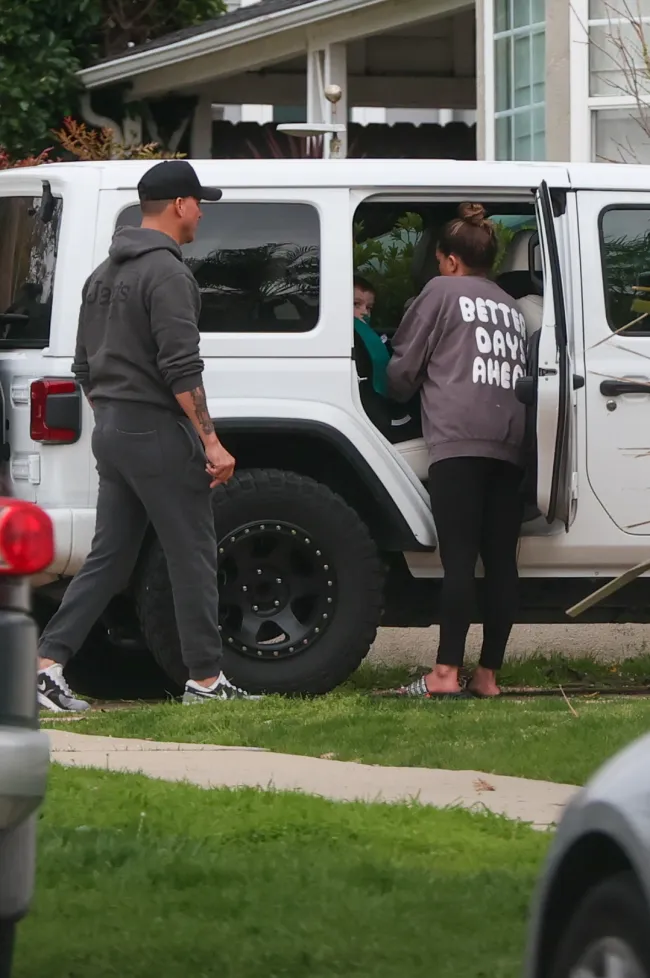 Jax Taylor y Brittany Cartwright cargan a su hijo en el auto.