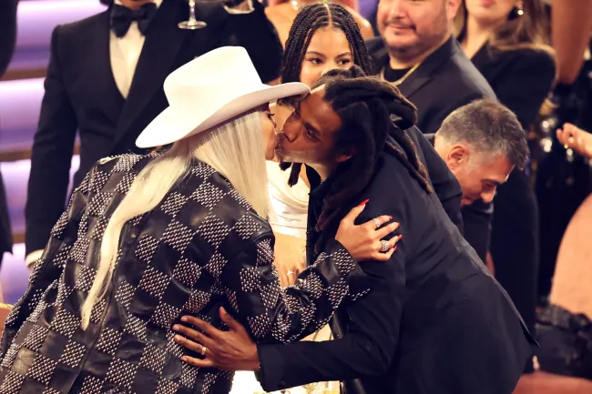 Jay Z besa a Beyoncé