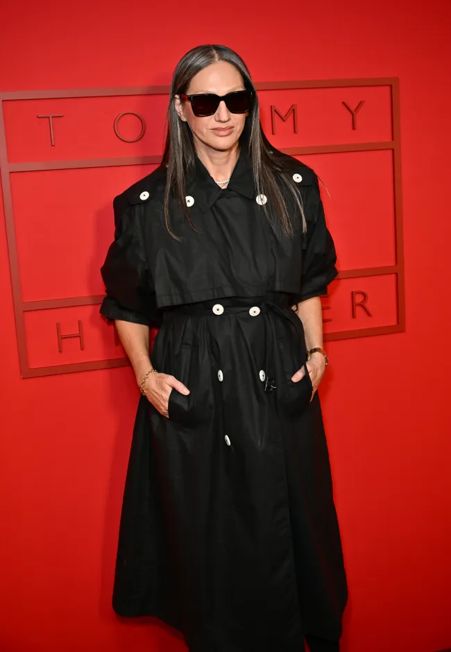 Jenna Lyons asiste al desfile de Tommy Hilfiger durante la Semana de la Moda de Nueva York del 2024 de febrero en Grand Central Terminal el 9 de febrero de 2024 en la ciudad de Nueva York.