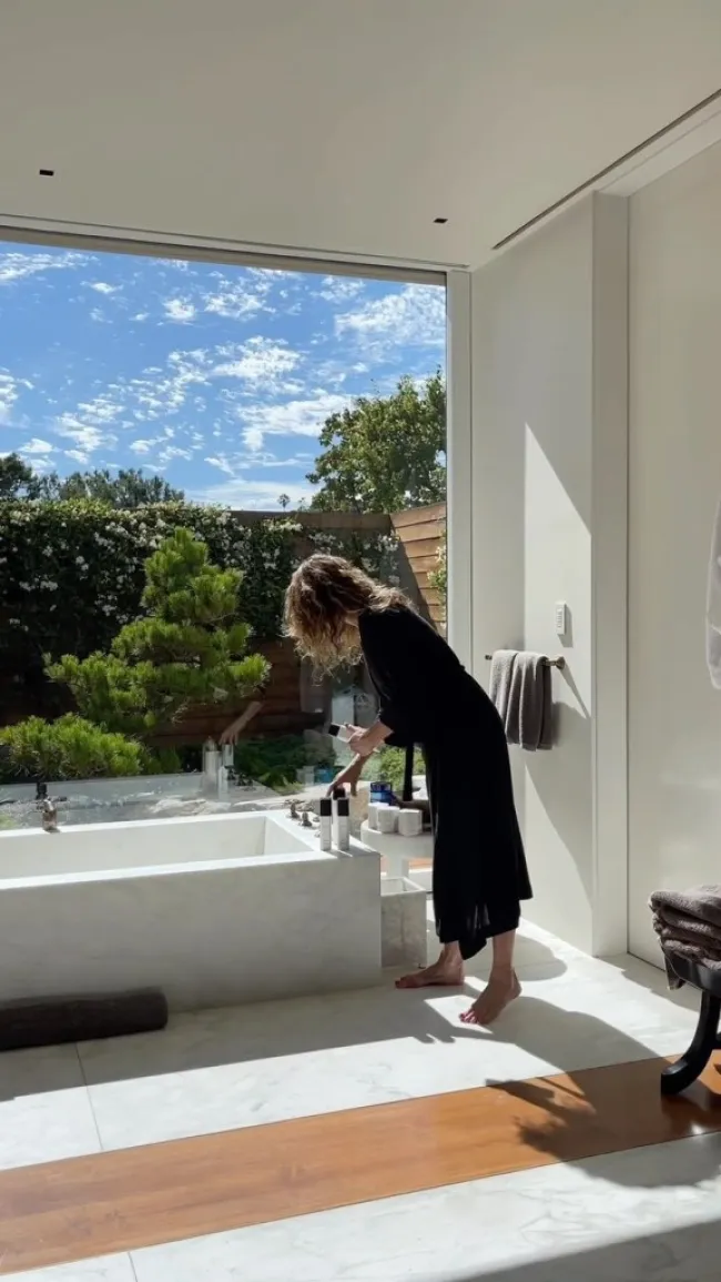 Jennifer Aniston en su baño.