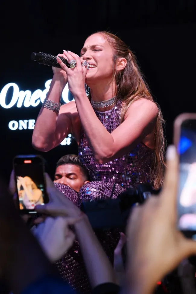 Jennifer López cantando