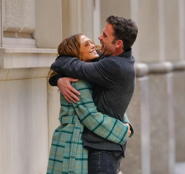 Jennifer López y Ben Affleck se abrazan en la calle.