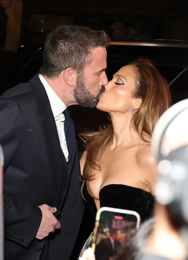 Jennifer Lopez y Ben Affleck se besan en el estreno del nuevo original de Amazon de López, 