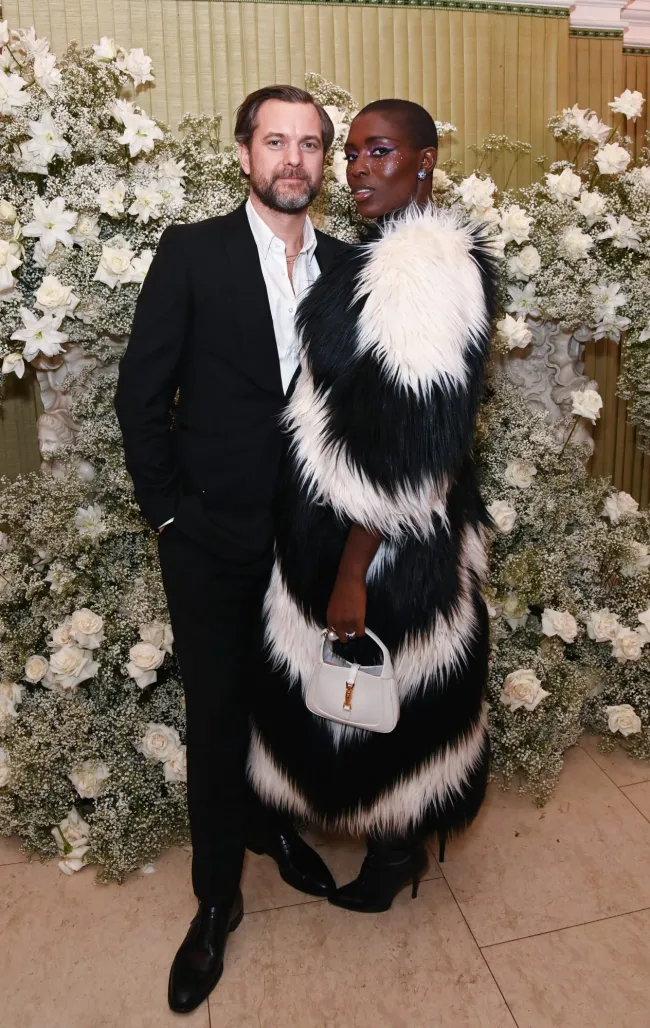 Joshua Jackson y Jodie Turner-Smith asisten a la Vogue británica y Tiffany & Co. celebran la fiesta de la moda y el cine 2023.