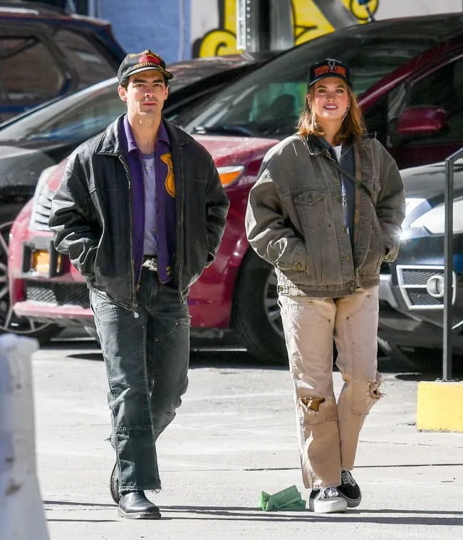 Joe Jonas y Stormi Bree paseando por Nueva York.