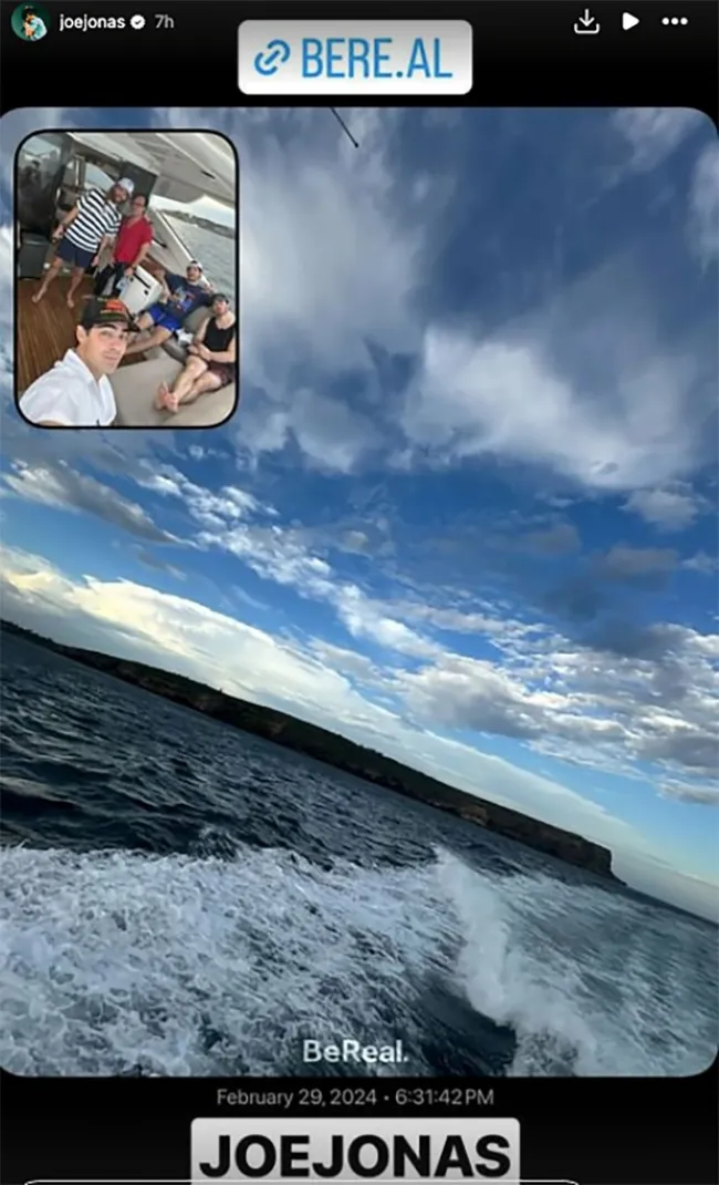 Una captura de pantalla de BeReal de Joe Jonas, Kevin Jonas y sus compañeros de tripulación en un barco en el puerto de Sydney.