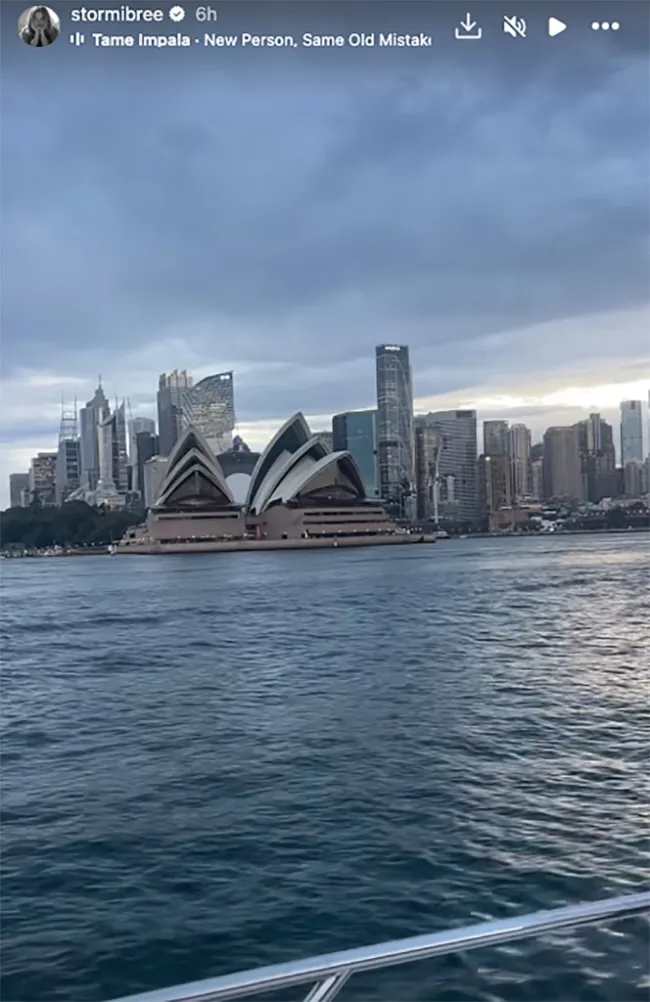 Vista de la Ópera de Sydney desde un barco.