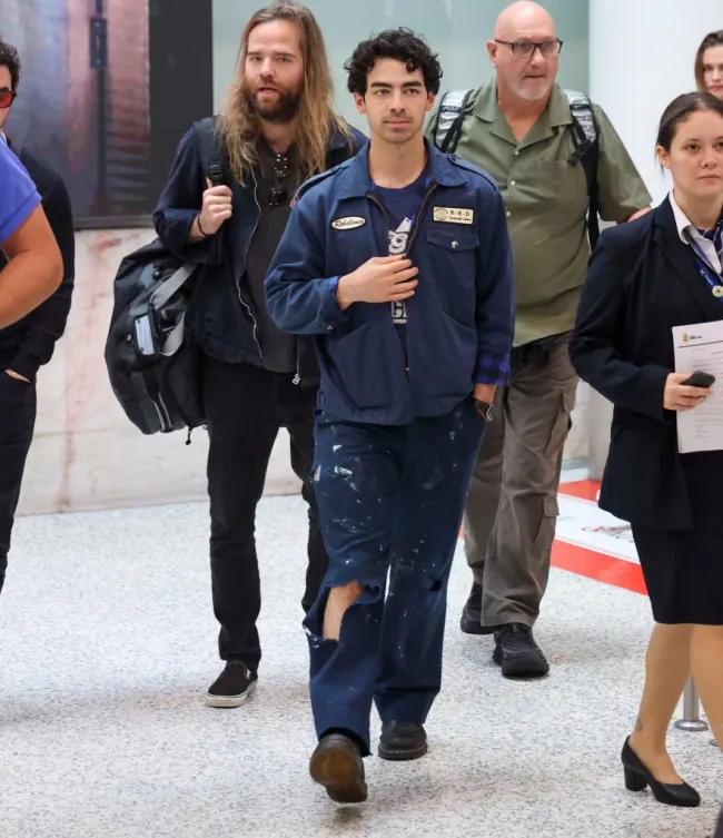 Joe Jonas caminando por el aeropuerto de Sydney.