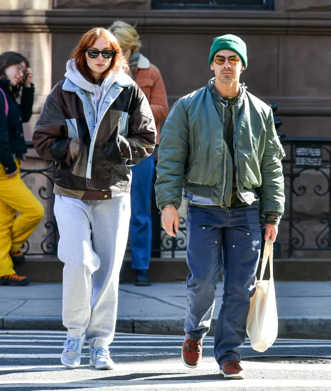 Sophie Turner y Joe Jonas caminando juntos.