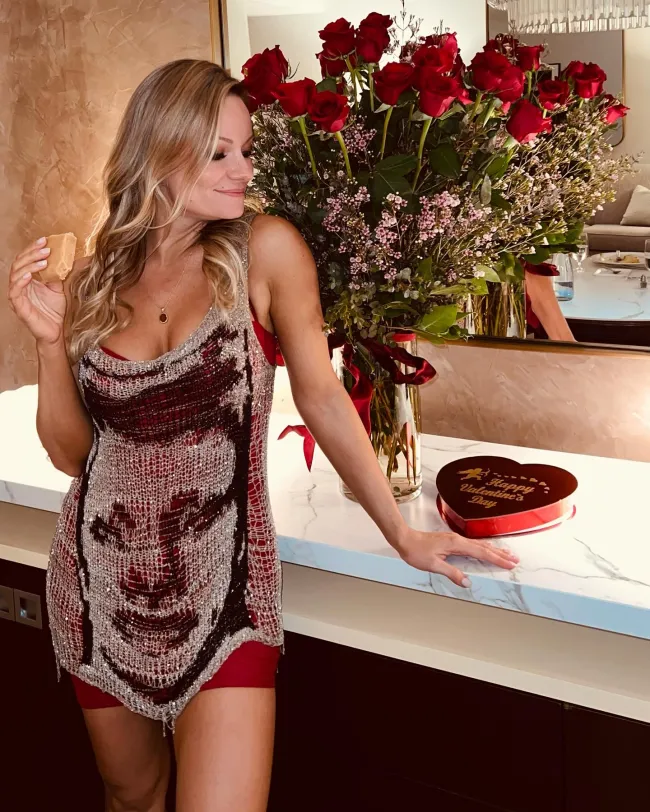 La novia de Joe Manganiello, Caitlin O'Connor, posa con rosas.