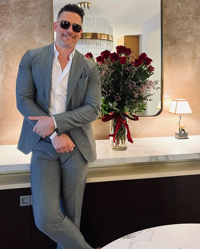 Joe Manganiello posa con rosas.