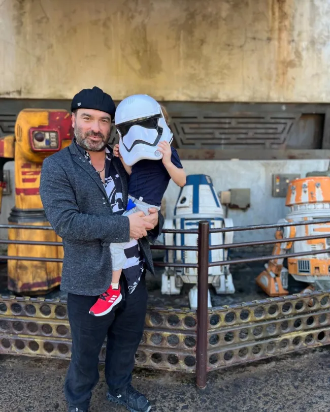 Johnny Galecki y su hijo Avery en Disney World.