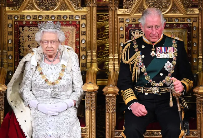 La reina Isabel II y el rey Carlos III