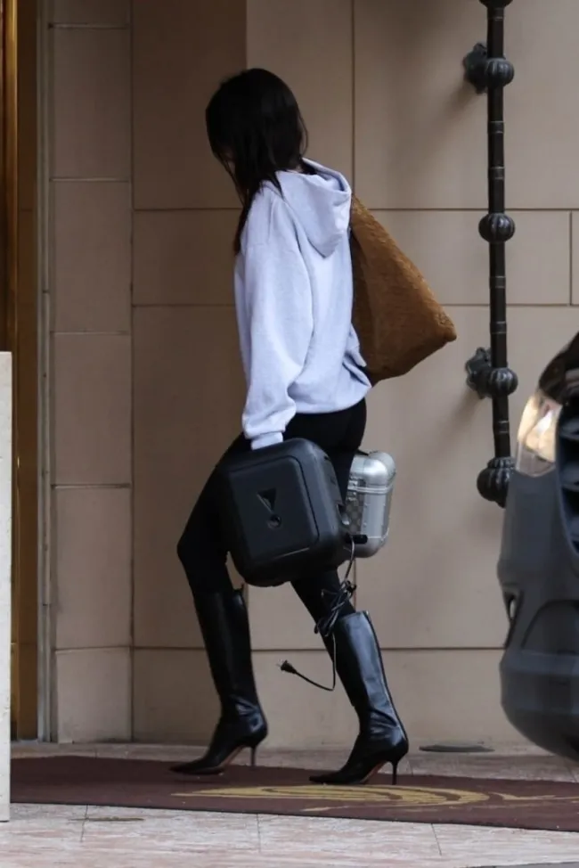 Kendall Jenner caminando
