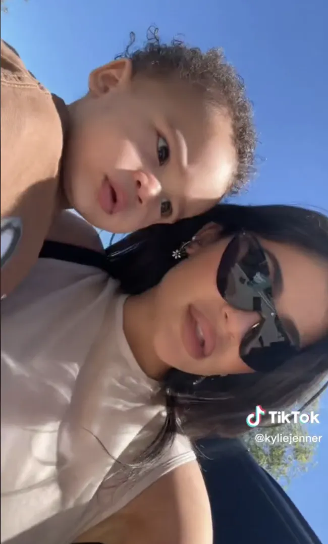 Una selfie de Kylie Jenner y su hijo Aire.