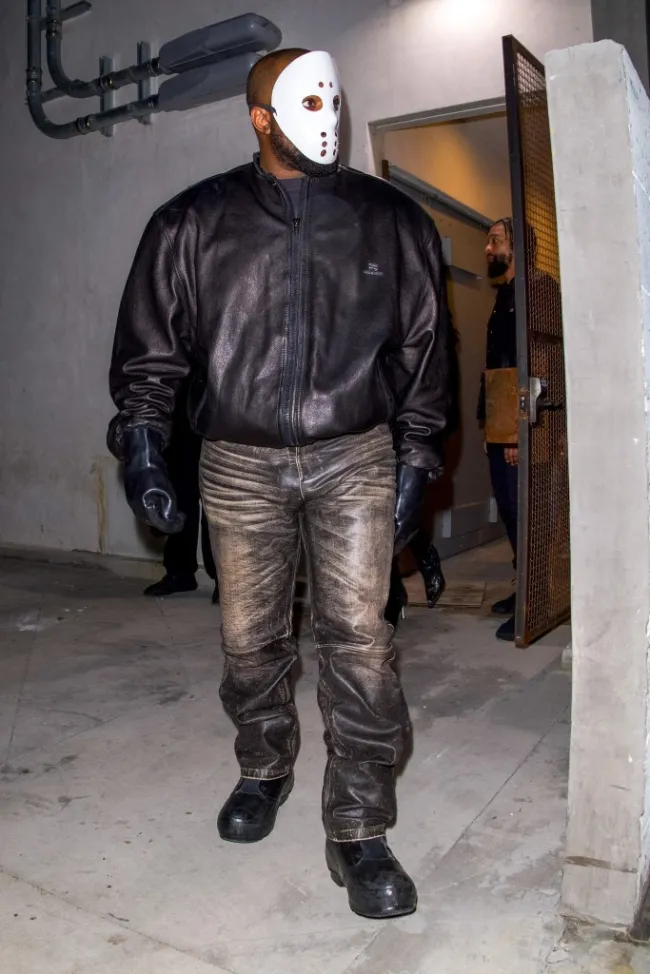 Kanye West con una máscara blanca