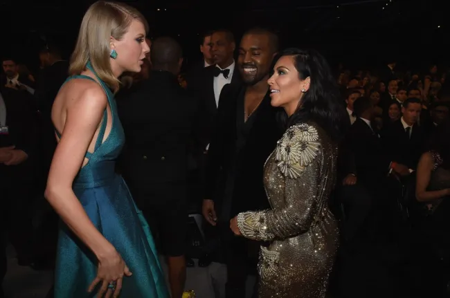 Taylor Swift habla con Kanye West y Kim Kardashian