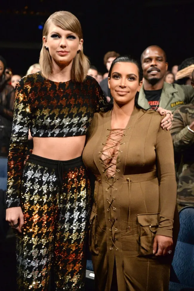Taylor Swift y Kim Kardashian asisten a los MTV Video Music Awards 2015