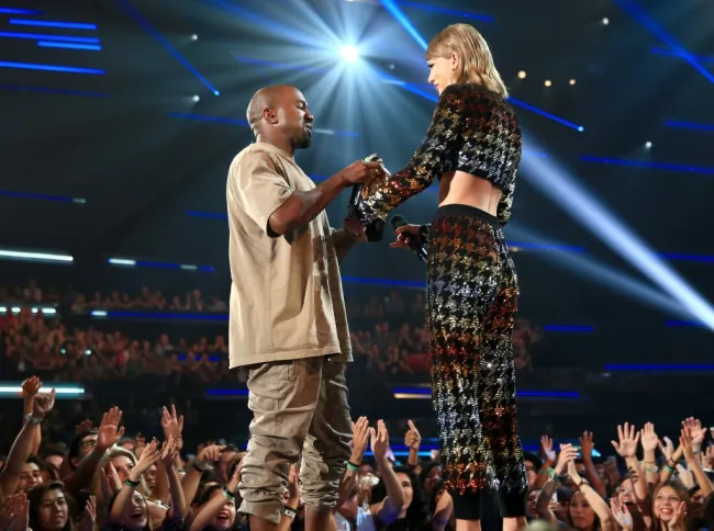 Kanye West acepta el Premio Vanguard de manos de Taylor Swift