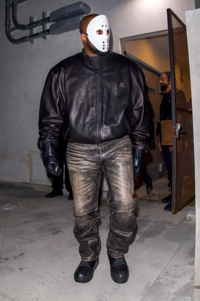 Kanye West con mascarilla