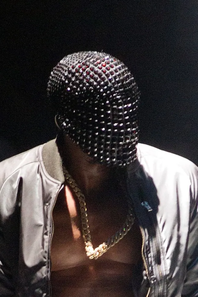 Kanye West con una mascarilla