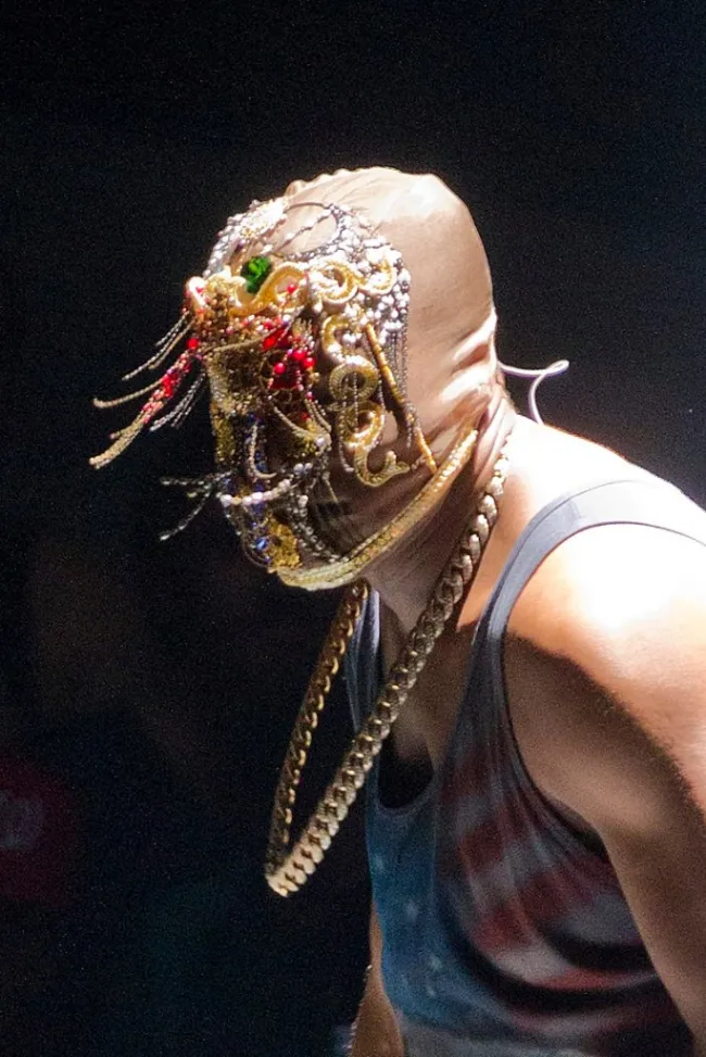 Kanye West con una mascarilla