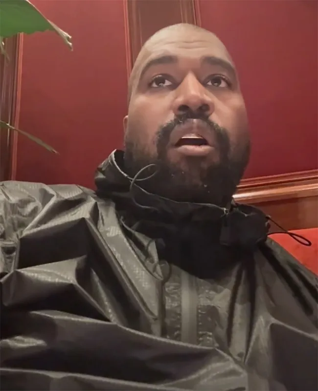 Kanye West selfie con la boca abierta