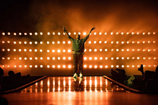 Kanye West se presenta en el escenario del iHeartRadio Music Festival 2015.