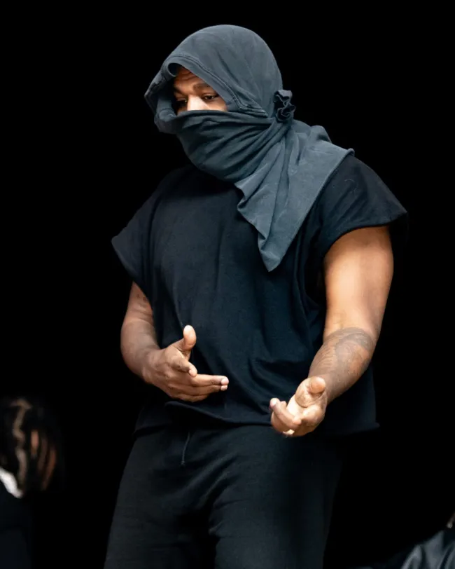 Kanye West actúa en vivo en el escenario.