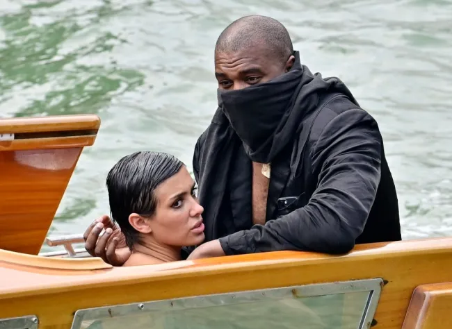 Kanye West y Bianca Censori en un barco en Italia.