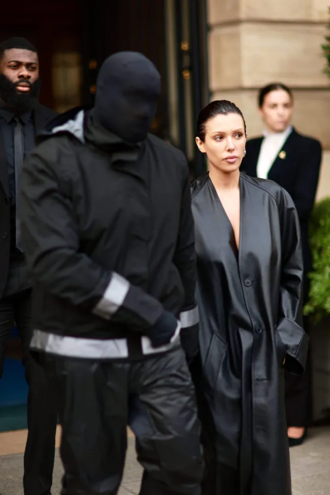 Kanye West y Bianca Censori saliendo del ritz en París.